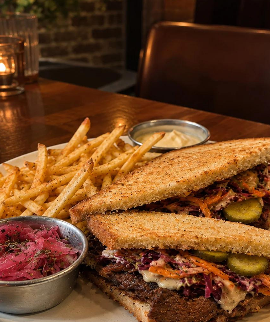 Brisket servido com acompanhamentos no El Kabong