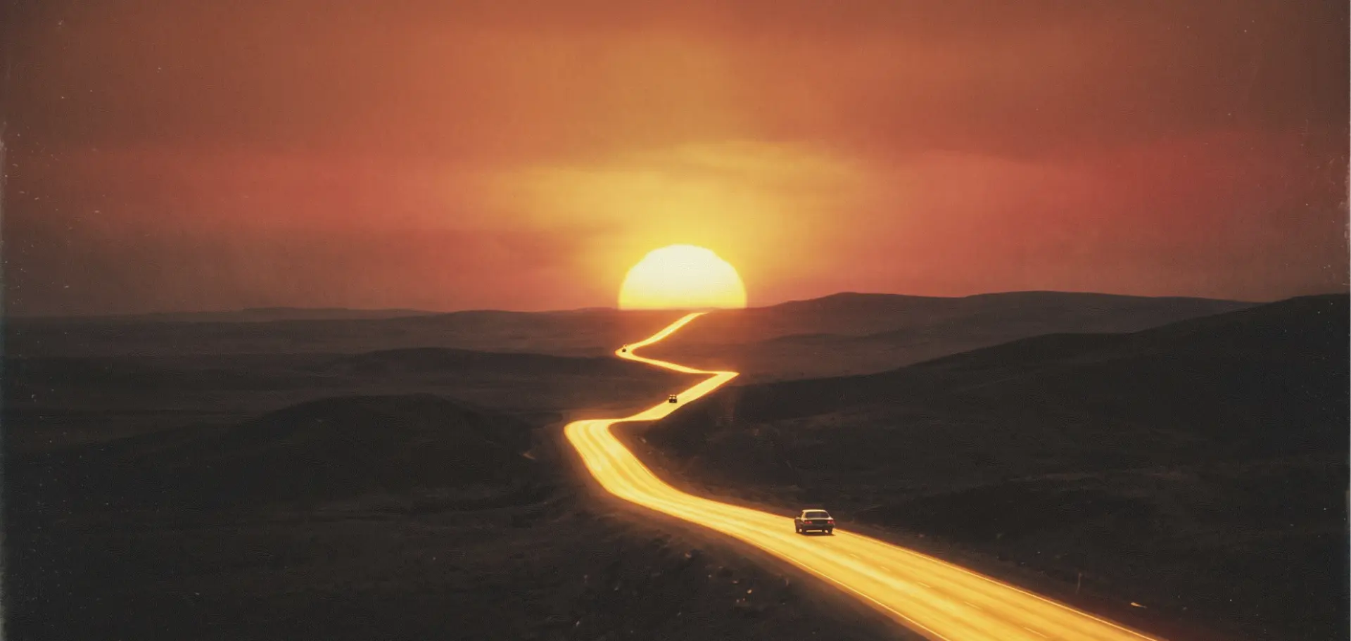 Estrada no deserto ao pôr do sol
